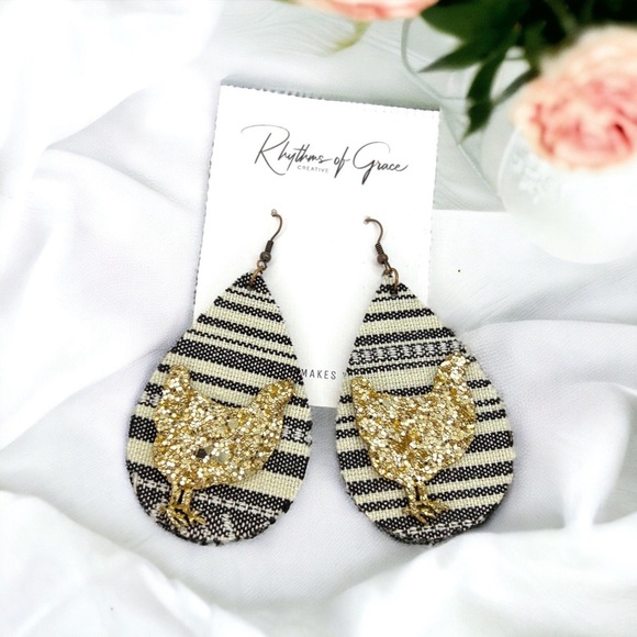 Feathered Fashion: Adorable Chicken Silhouette Dangle Earrings! NWT Farm Jewelry - Picture 2 of 10